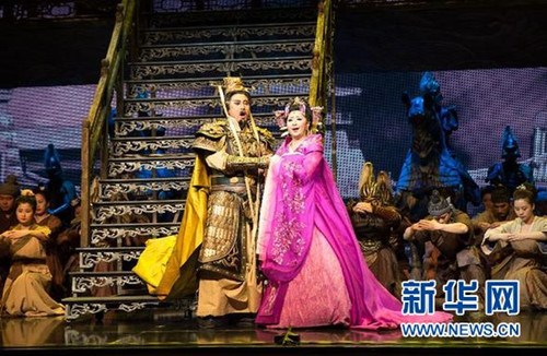 中国侨网6月30日,在瑞士日内瓦莱蒙剧院,演员戴玉强(中左)和殷秀梅(中右)在中国大型原创歌剧《运之河》中分别饰演隋炀帝和萧皇后。当晚,中国大型原创歌剧《运之河》在日内瓦举行首场演出,正式拉开其长达20多天的欧洲巡演序幕。(徐金泉 摄)