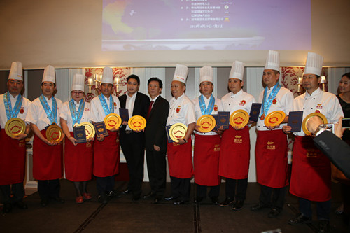中国侨网王加清主席为获得5钻金奖的单位颁奖。（法国《欧洲时报》/黄冠杰 摄）