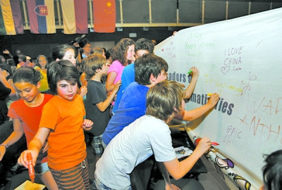 中国侨网在比利时首都布鲁塞尔的欧盟第四学校，中国环保音乐剧《森林的故事》演出结束后，当地学生纷纷在横幅上写下留言。