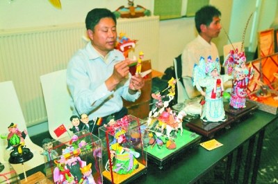 中国侨网“齐风鲁韵——山东省非物质文化遗产团比利时展演”活动上,山东省手工艺制作大师“面人穆”现场表演精湛的面塑技艺。