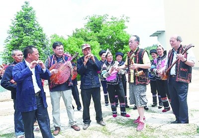 中国侨网关峡(右一)正在云南红河哈尼族彝族自治州采风