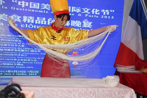 中国侨网表演拉面。(法国《欧洲时报》/黄冠杰 摄)