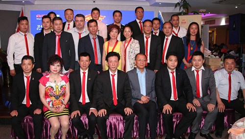 中国侨网李平公参与法国国际烹饪协会成员合影。(法国《欧洲时报》/黄冠杰 摄)