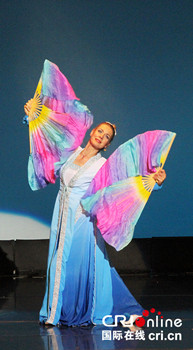 中国侨网瑞士舞者苏瑞表演持双扇表演中国古典舞