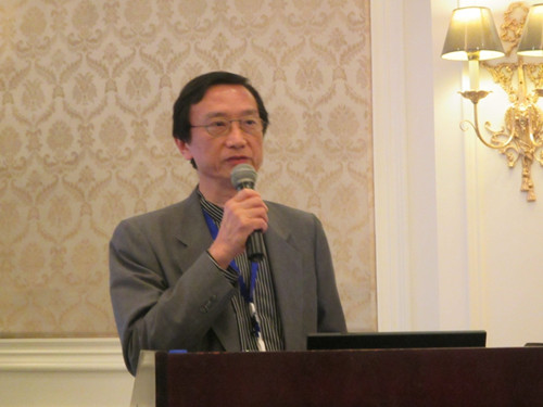 中国侨网陈浩泉去年在广州的首届世界华文文学大会上发言。(加拿大《环球华报》)