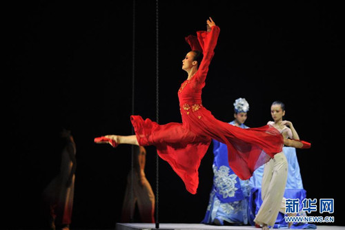 7月8日，在美国纽约林肯中心，演员在媒体预演中演出芭蕾舞剧《牡丹亭》。当日，由中国国家芭蕾舞团推出的芭蕾舞剧《牡丹亭》在纽约林肯中心首演。这是中国芭蕾舞团应纽约林肯中心邀请，首次在美国上演芭蕾舞剧《牡丹亭》。（王雷