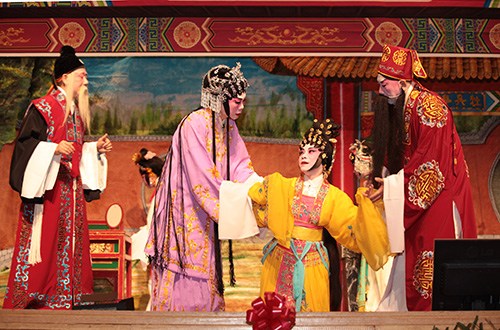 2015中国戏剧节将于8月底在华埠公演。图为《再世红梅记》剧照。（美国《侨报》）