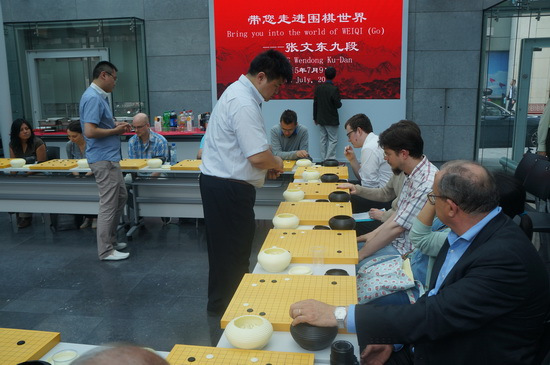 张文东九段、樊麾二段与欧洲围棋爱好者展开车轮大战