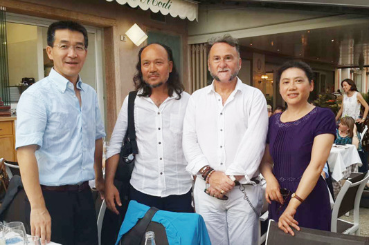 左起:米兰总领馆赵向东领事,安尼沃尔画家,孔子学院Marco