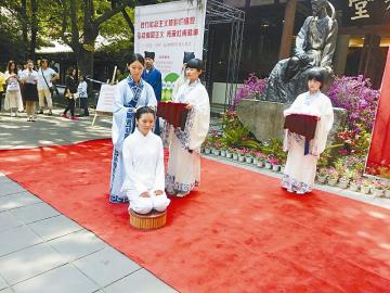 2015年5月4日青年节,近百名来自四川省人民医院卫校的女学生齐聚杜甫草堂博物馆大雅堂,用一场传统的“加笄典礼”宣告自己“成人了”。(蒋娇