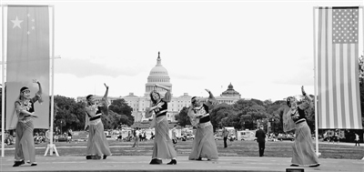 中国文化节已经成为华盛顿的一件文化盛事。图为在华盛顿市中心国家广场上举办中国文化。（何小燕