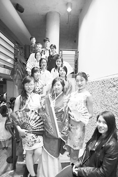　2014年，美国约克大学的多元文化节上，中华文化社团的社员们穿上汉服，表演舞蹈，吸引了大家的关注。