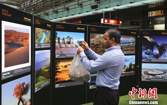 当地民众饶有兴趣地观看摄影展