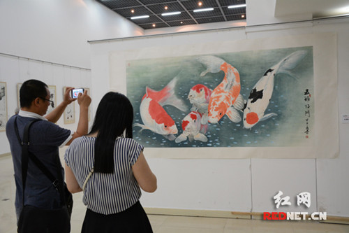 展出的画家区本作品,体现出墨多不乱、墨小不寡、其境如真、其神脱俗的艺术特点