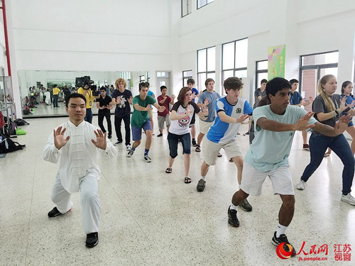 在中华文化体验课上，美国学生在学习打太极拳