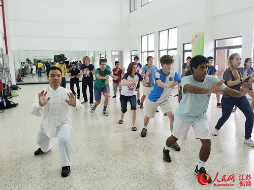在中华文化体验课上,美国学生在学习打太极拳