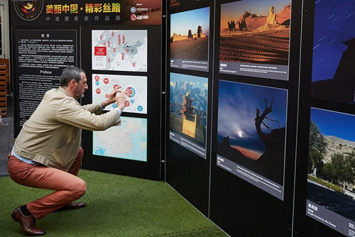 悉尼市民观看“美丽中国·精彩丝路”中澳摄影家作品展。（张先启