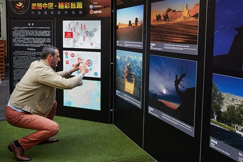 悉尼市民观看“美丽中国·精彩丝路”中澳摄影家作品展。(张先启