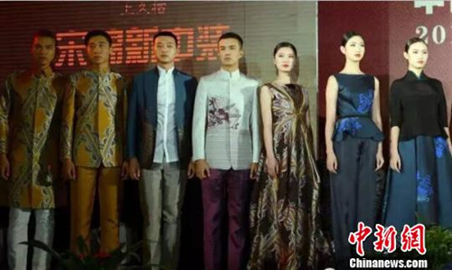 模特在展示宋锦服饰。(王津