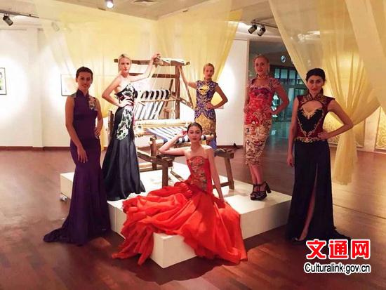 中国当代丝绸服饰的华美时尚秀