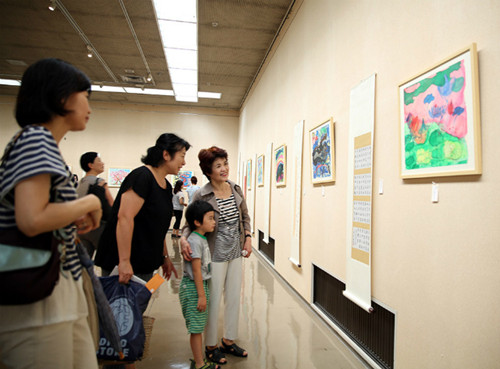 中国侨网-字由字在上海青少年汉字艺术展在