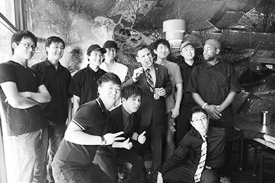 图为摩顿市长柯廷森(中)在无二烤肉店与员工们合影