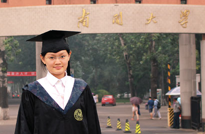 图片说明:2014年夏天,16岁的张元昕只用了三年时间即从南开大学文学院本科毕业,考上研究生