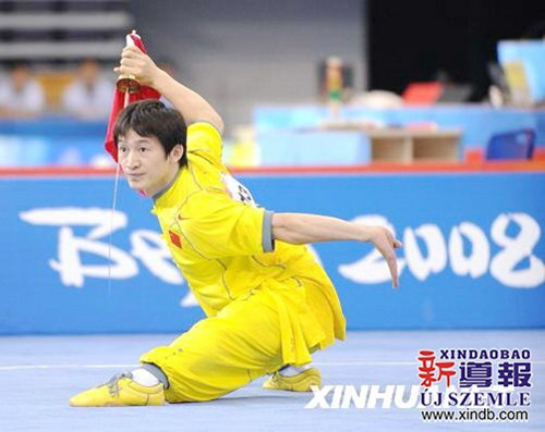 赵庆建在2008年北京奥运2008武术比赛刀、棍术全能冠军。（匈牙利《新导报》）