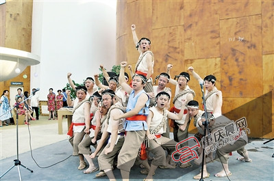 春之声合唱团在联合国馆演出《船到码头把酒喝》