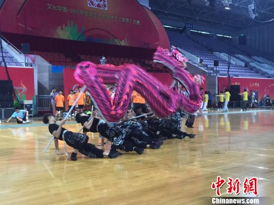 香港中国国术龙狮总会郭氏功夫金龙醒狮团的舞龙表演,动作新颖夺目,队员配合默契。陶煌蟒