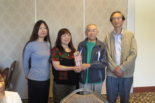 加华作协会长梁丽芳向创会会长卢因颁授“加华文学贡献奖”后,与副会长陈浩泉、青洋合影。(加拿大《环球华报》)