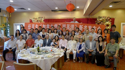 部分嘉宾与受访者合影。(加拿大《环球华报》)