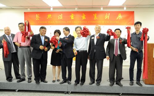 当地时间8月16日,来自中国广东的著名书画家蔡照波的书画作品引起洛杉矶华侨华人的关注。当日,由格律文化传媒集团主办,美国书画艺术研究院、美中广东商会协办的蔡照波书画篆刻作品展在美国侨报展厅举行,图为开幕式剪彩瞬间。(中新社/毛建军