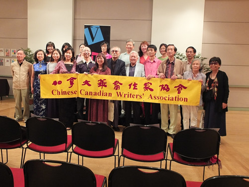 加华作协新书发布会,作家与部分出席者合影。(加拿大《环球华报》)