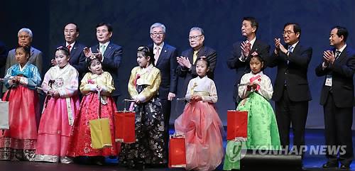 今年3月，在韩国清州市，“东亚文化之都·清州文化周”隆重开幕，图为开幕式现场照。（韩联社）