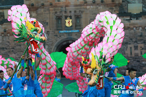 中国首批非物质文化遗产之一，浙江长兴百叶龙舞蹈表演惊艳亮相爱丁堡军乐节。（段雪莲