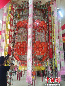 被誉为“中华第一灯”的中国非物质文化遗产——千角灯将作为中国文化代表,在美国纽约的联合国总部大厦展出。图为千角灯。(吴燕玲