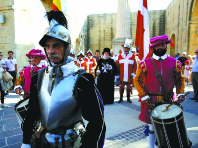 8月13日，在马耳他瓦莱塔，身着16世纪骑士服装的仪仗队欢迎“2015重走海上丝绸之路”中国船队抵达。（李佳