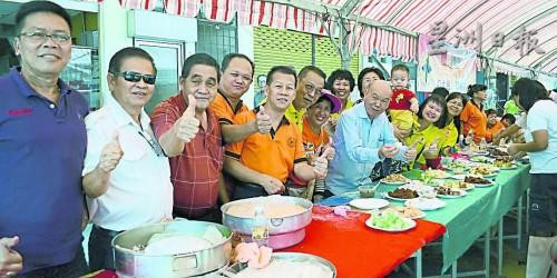 淡属文化节美食展圆满举行,淡属华团领袖竖起拇指赞好。(马来西亚《星洲日报》)
