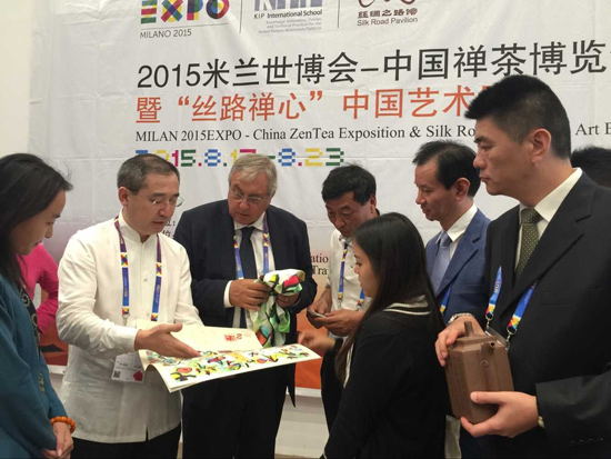 马子恺在世博会展览现场为来宾讲解古篆艺术。(法国《欧洲时报》)