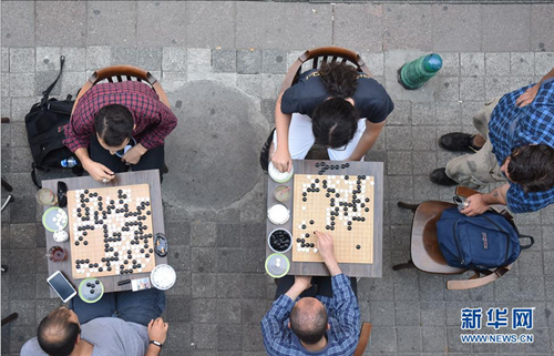 8月29日,围棋爱好者们在切磋棋艺。(贺灿铃