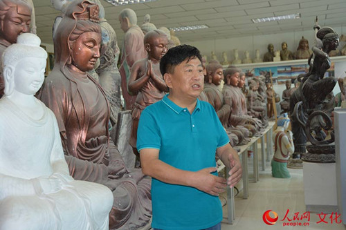 敦煌彩塑传承人杜永卫介绍作品。(李岩