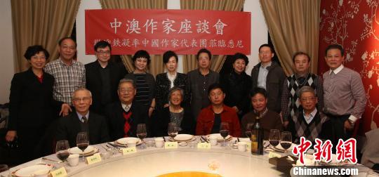 中国作协主席铁凝率领的中国作家团30日在悉尼与澳大利亚华人作家举行座谈会并合影。（赖海隆