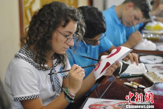 图为留学生学画中国京剧脸谱。（李洋