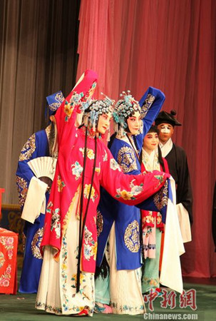 中国当代最富盛名的京剧表演艺术家之一张火丁(左一),当地时间9月6日夜在多伦多演绎中国京剧程派经典剧目《锁麟囊》。这是张火丁由国内顶级京剧名家走向国际艺术家的一部分。由于当晚演出太成功了,以至于在闭幕阶段,加拿大的观众们不依不饶,幕布“五落五起”,张火丁最后返场演出《春闺梦》,观众才善罢甘休。(徐长安