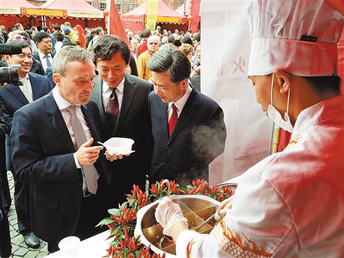 在杜塞尔多夫中国节现场，当地民众排队等待品尝火锅。（陈维灯