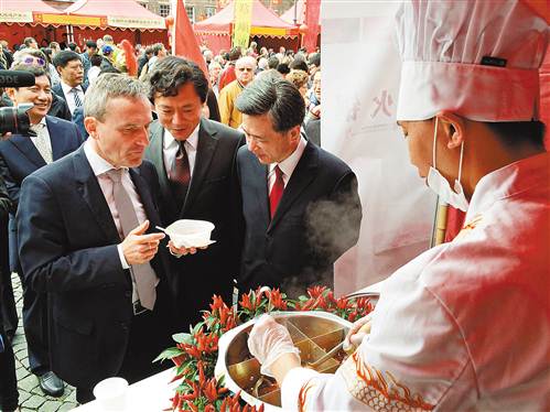 在杜塞尔多夫中国节现场,当地民众排队等待品尝火锅。(陈维灯