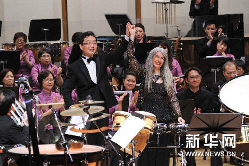 音乐会上，指挥叶聪与打击乐演奏家依芙琳·葛兰妮向观众表达谢意。