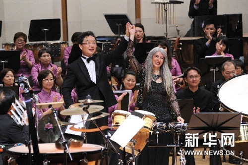 音乐会上，指挥叶聪与打击乐演奏家依芙琳·葛兰妮向观众表达谢意。