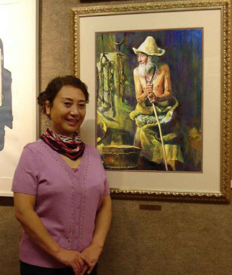 华裔女画家冯英和她的获奖作品《登巴》。(美国《侨报》)